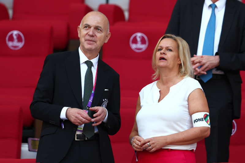 Bernd Neuendorf y Nancy Faeser en palco.