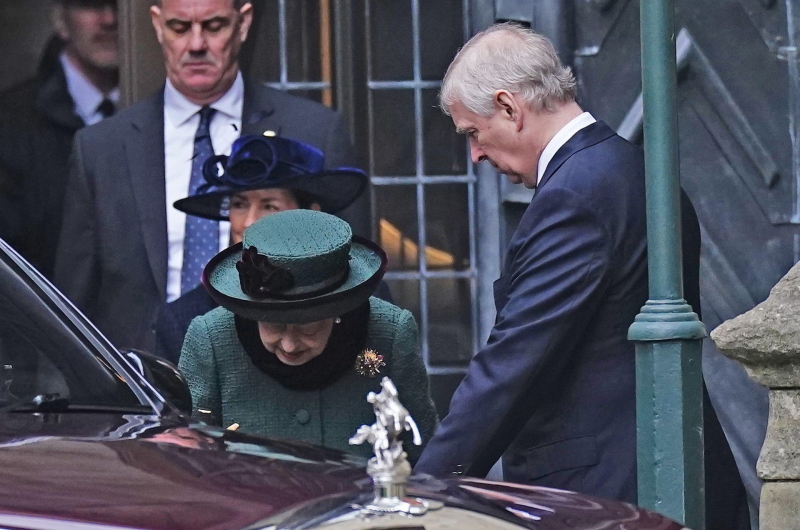 Isabel II y el príncipe Andrés abandonan la ceremonia.