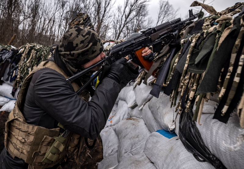 Un militar ucraniano apostado en un frente alrededor de Járkov