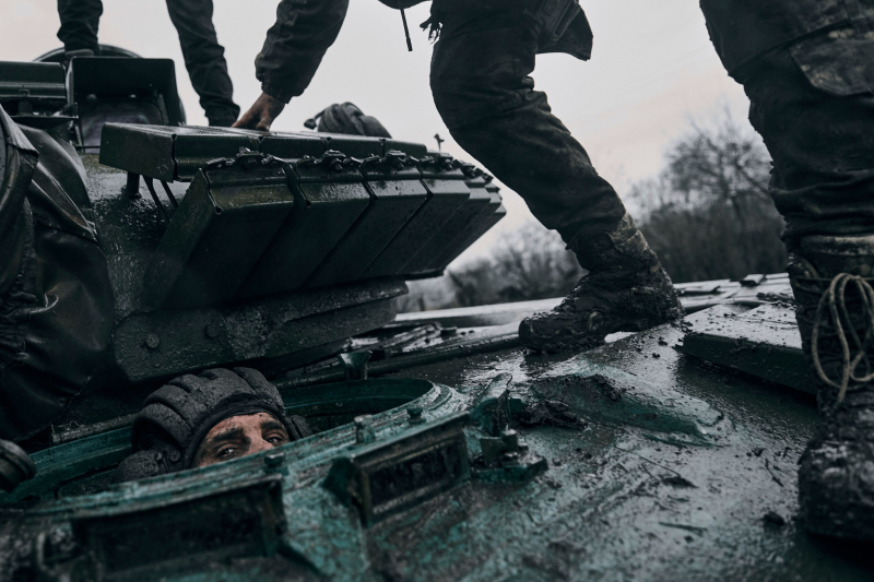 Un soldado ucraniano se asoma en un tanque capturado a los rusos, el 22 de noviembre, en la región de Donetsk.