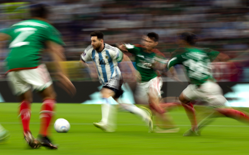 Messi, a la carrera ante tres rivales