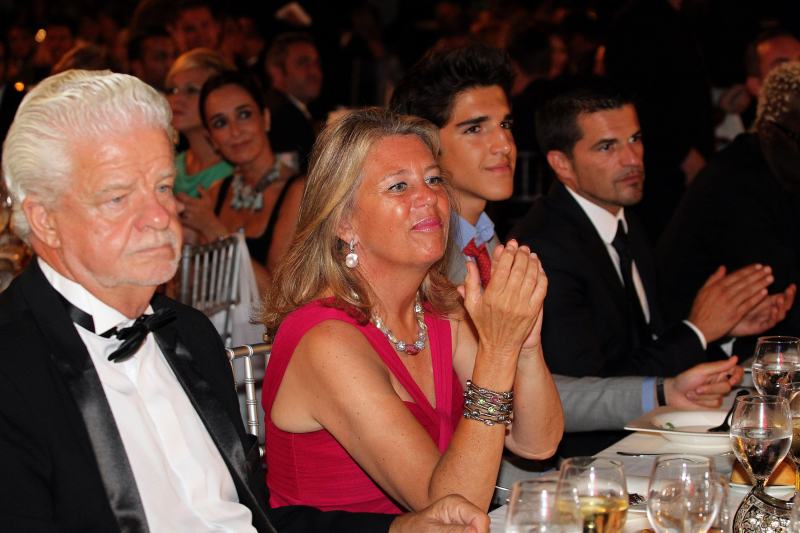 Lars Gunnar Broberg (a la izquierda), marido de Muñoz, junto a la regidora, en un acto.