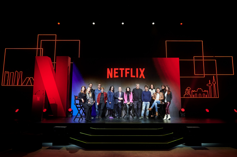 Miquel Iceta, con algunos creadores de Netflix en la presentación.