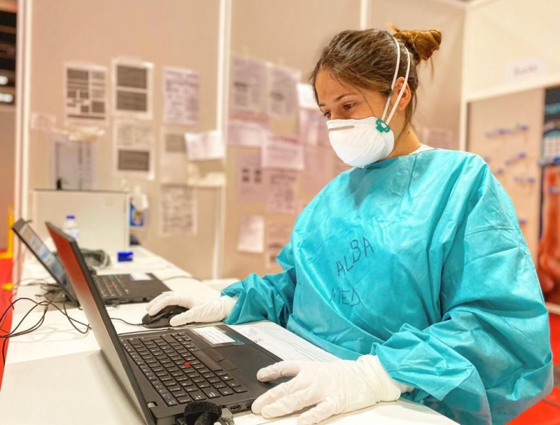 Alba Alonso, trabajando en abril de 2020, en la primera ola de la pandemia.
