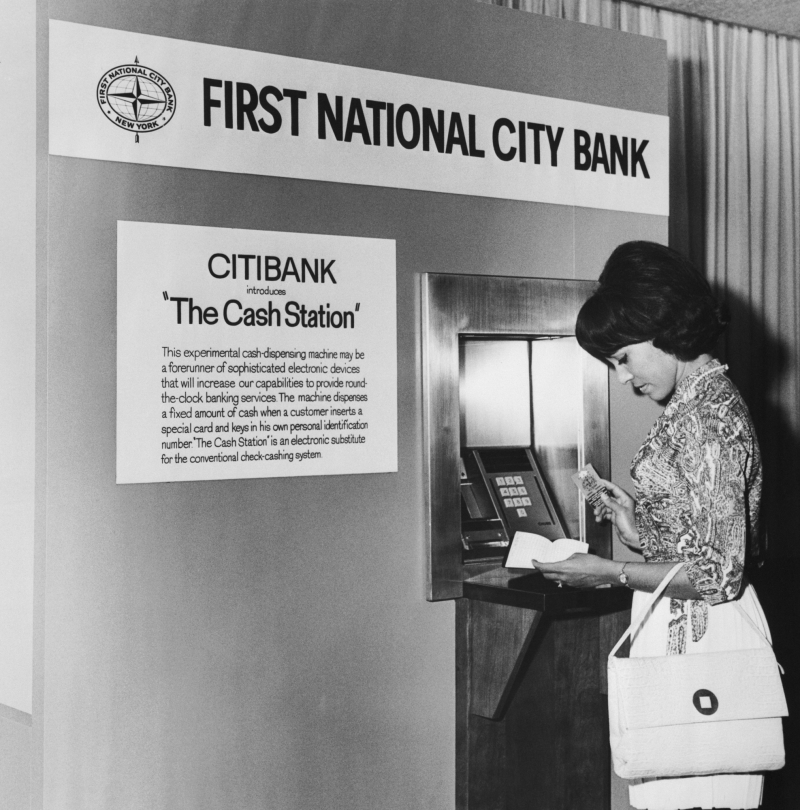 Una mujer utilizando un cajero del First National City Bank, en Nueva York.