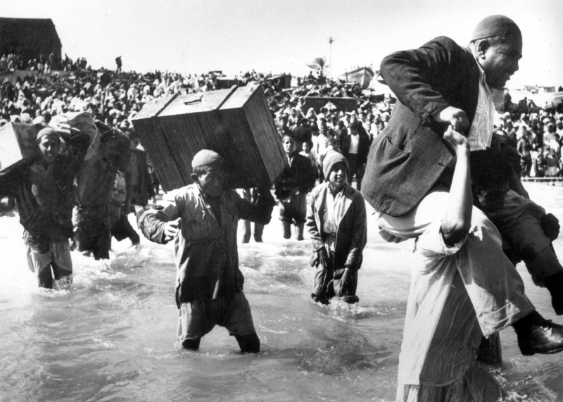 Un grupo de palestinos, escapando de sus casas en Acre, hoy Israel, en 1948. 