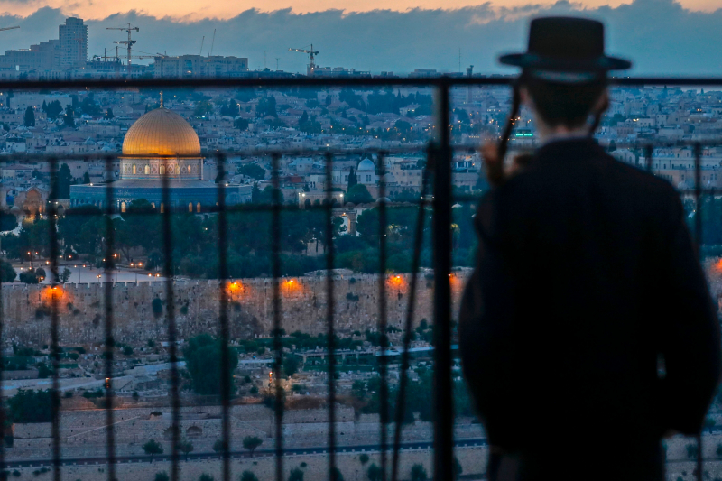 Un judío ultraortodoxo contempla la vista de Jerusalén desde el mirador del Monte de los Olivos, en septiembre de 2020. 