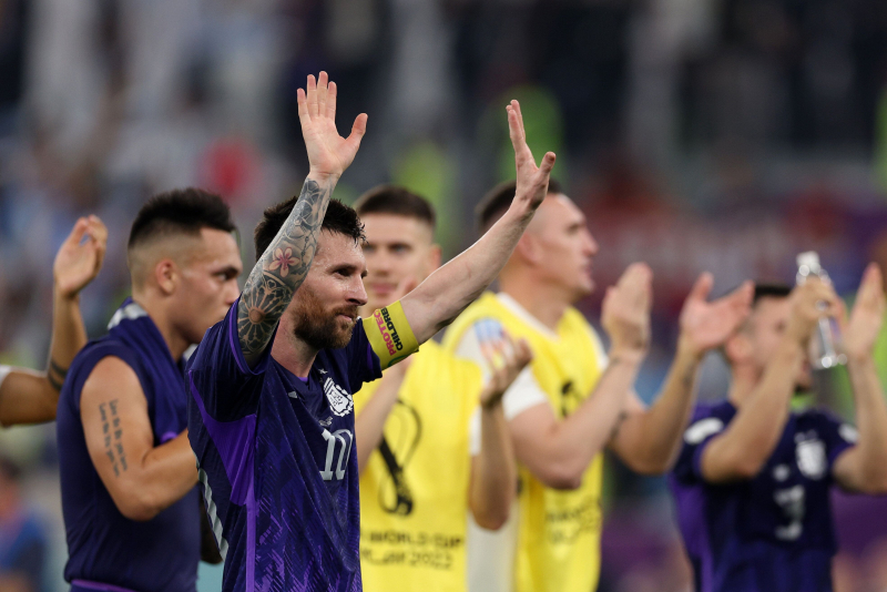 Messi y varios compañeros saludan a su bien presente afición