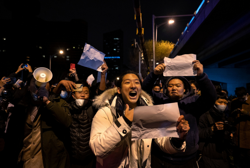 Un manifestante grita eslóganes contra la estrategia de cero covid. En Pekín (China), el 28 de noviembre.