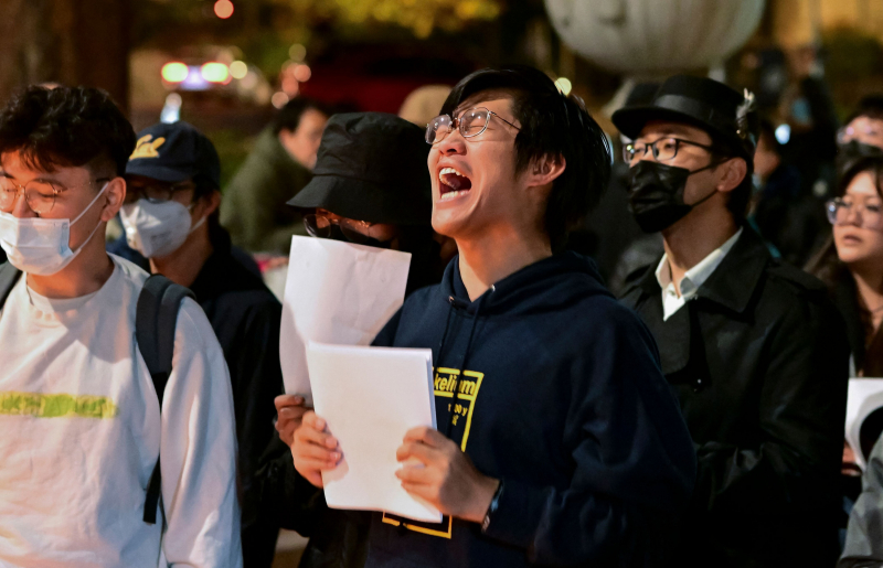 Estudiantes de la Universidad de Berkeley en California (EEUU) se manifiestan contra el Gobierno chino, el 28 de noviembre. 