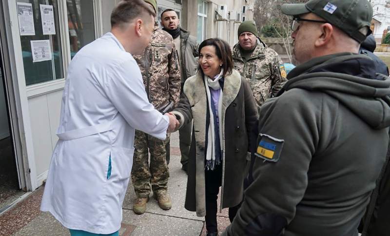 Margarita Robles saluda a un médico en un hospital militar de Odesa.