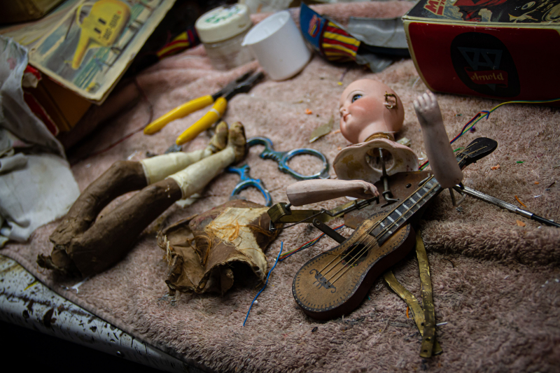 Fragmentos de una muñeca y otros materiales para la reparación, en el taller de Antonio Martínez.