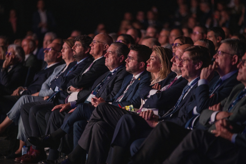 La directora general de Libertas 7, Agnes Noguera; el presidente de Murcia, Fernando López Miras; el presidente de Banco Sabadell, Josep Oliu; el presidente de AVE, Vicente Boluda; el presidente de la Generalitat catalana, Pere Aragon&eac...