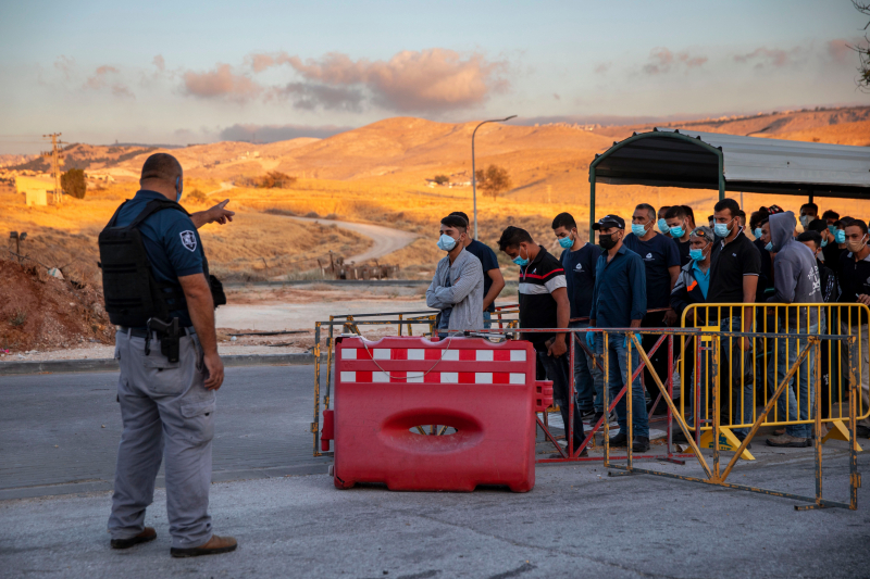 Trabajadores palestinos tratan de cruzar el 'checkpoint' de la colonia de Maale Adumim, Cisjordania.