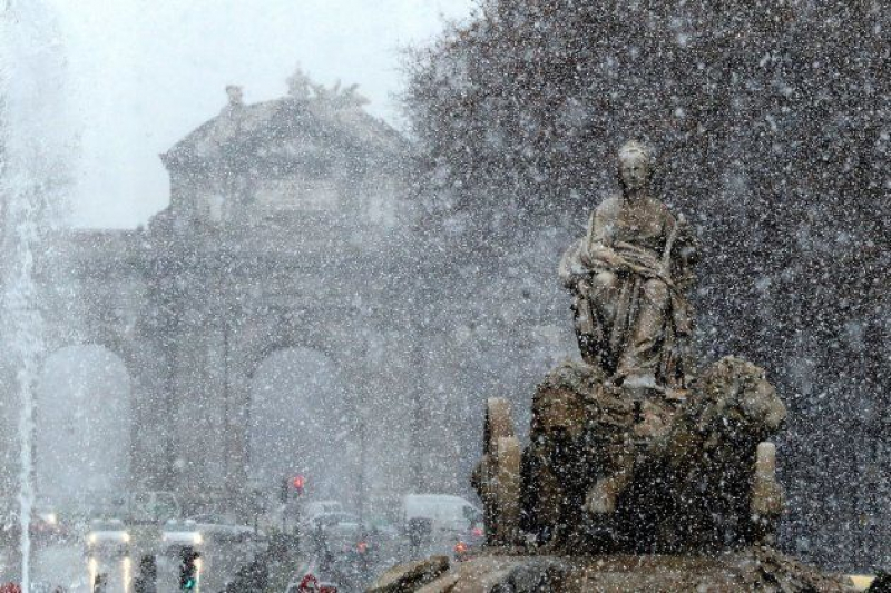 La estatua de la Cibeles, en Madrid, bajo la nieve.