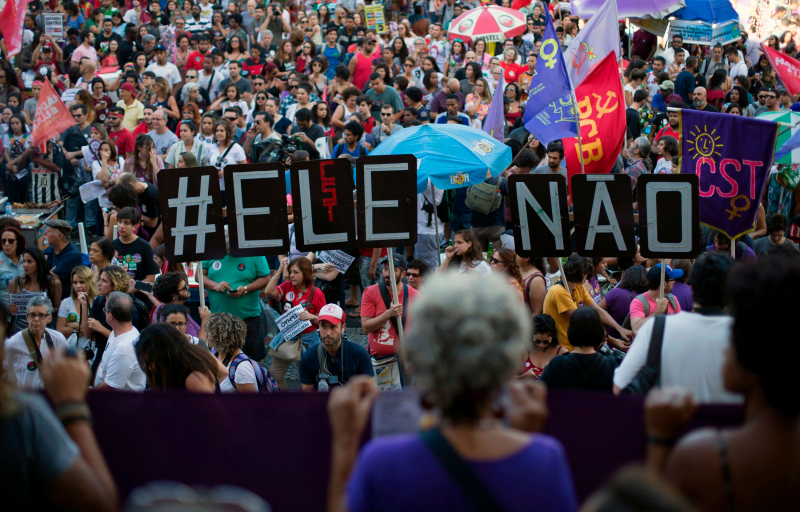 Los manifestantes protestan contra Bolsonaro con el lema #EleNao (Él no), en Río de Janeiro el 20 de octubre.