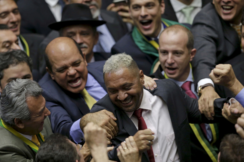 Felicitan a Tiririca, cómico brasileño y diputado de la Cámara Baja del Congreso, después de votar a favor del 'impeachment' de la presidenta Dilma Rousseff en Brasilia, el 17 de abril de 2016.