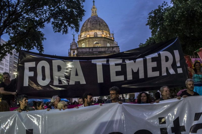 'Fuera Temer', dice la pancarta que sostienen los manifestantes en una protesta para pedir la dimisión de Michel Temer, presidente de Brasil, en octubre de 2017.