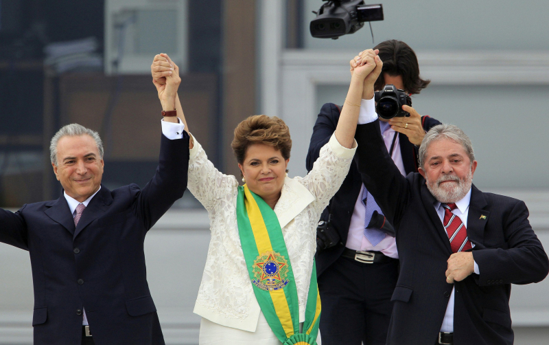 La presidenta Dilma Rousseff con el vicepresidente Michel Temer (izq.), y el presidente saliente Luiz Inácio Lula da Silva (d), el 1 de enero de 2011.