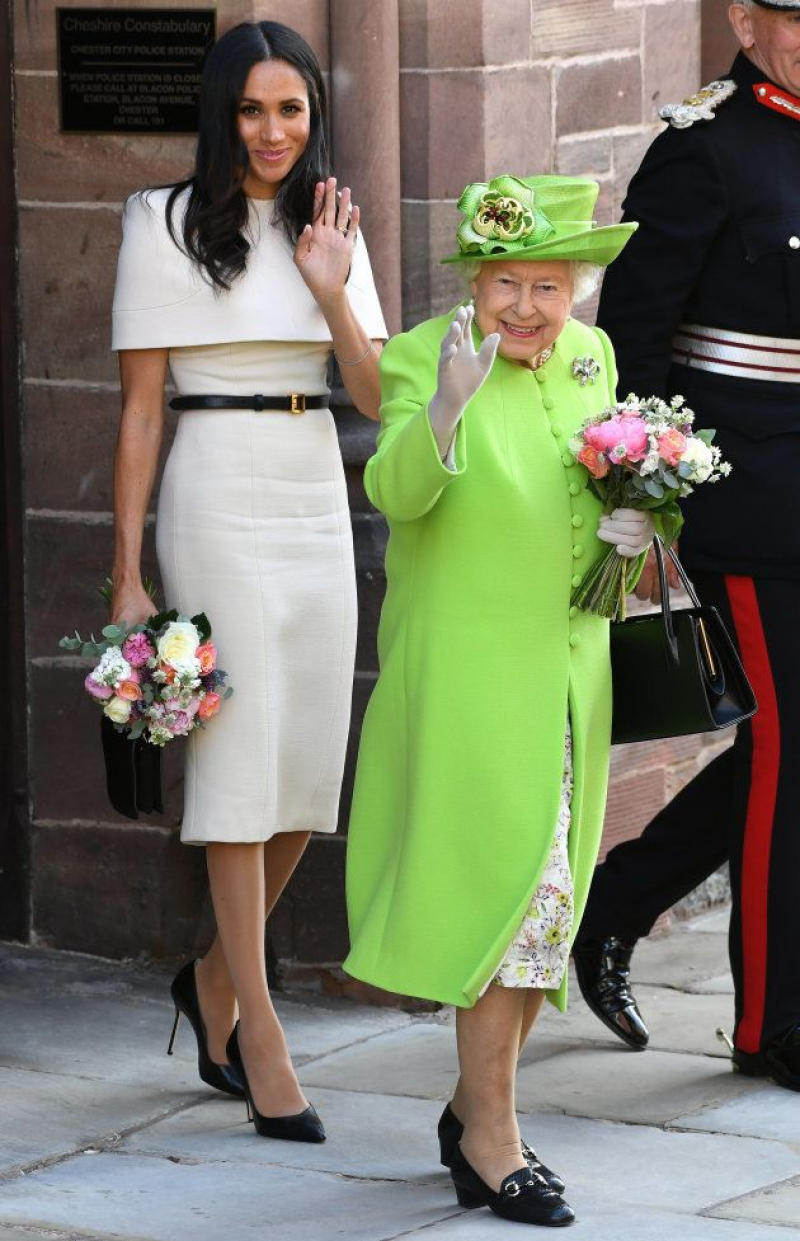 Meghan Markle en el primer acto oficial en solitario de la duquesa de Sussex junto a la reina Isabel II.