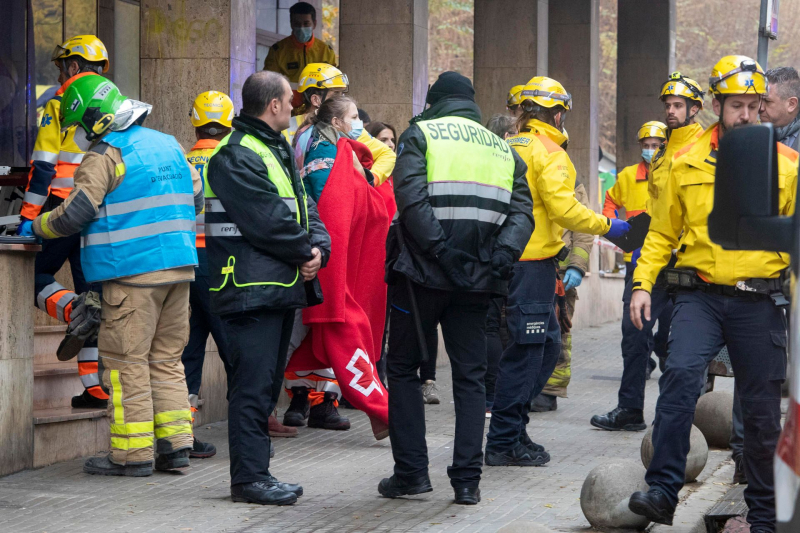 Personal sanitario y de seguridad realizan su trabajo este miércoles en la estación de Montcada i Reixac (Barcelona).