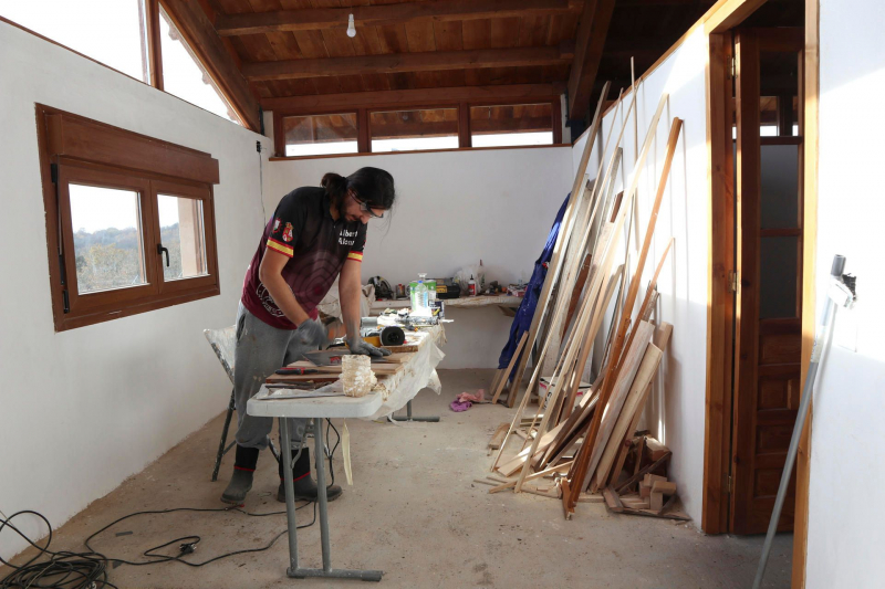 Un operario trabaja en el interior del centro de Yoga que reactivará Brandilanes, en Zamora