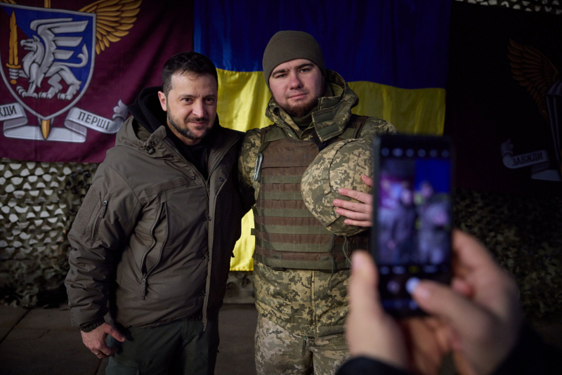 Volodimir Zelenski se hace una foto con un soldado ucraniano durante su vidita al frente de Donetsk, el 6 de diciembre. 