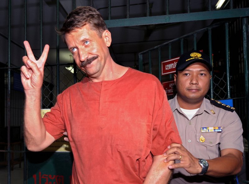 Viktor But hace el signo de la victoria tras ser condenado por la Corte Criminal de Bangkok, en 2009. 