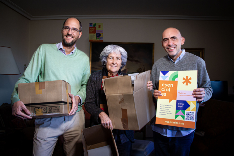 Jorge Serrano, Carmen Paradinas y Rafa, voluntarios para impulsar la ILP, en casa de Carmen.