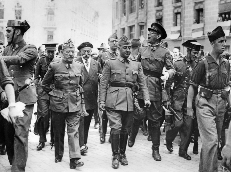 Franco, durante una visita a Burgos en agosto de 1936