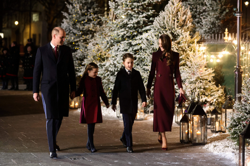 Los príncipes de Gales y sus dos hijos mayores en el concierto de villancicos de Navidad este jueves.