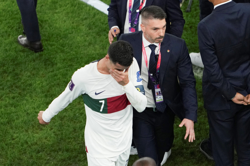 Cristiano Ronaldo se va del campo entre lágrimas