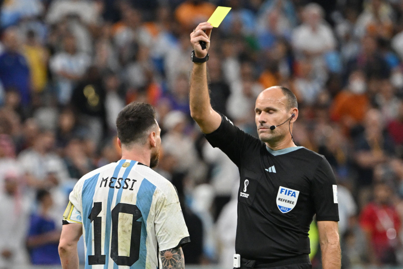 Mateu Lahoz amonesta a Messi en ese controvertido partido de cuartos