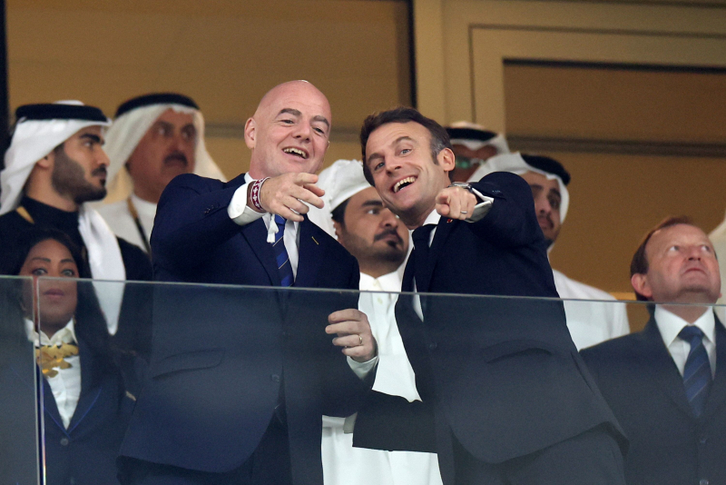 Gianni Infantino, junto a Emmanuel Macron en el palco durante la final