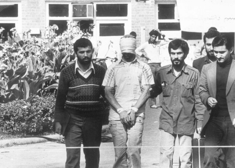 Un grupo de estudiantes iraníes muestra a la multitud a un rehén estadounidense retenido en la embajada de Estados Unidos en Teherán el 8 de noviembre de 1979.