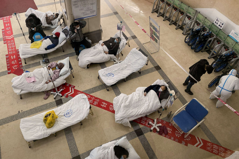 Pacientes con coronavirus, en una sala de estar de un hospital de Chongqing (China), el pasado 23 de diciembre.