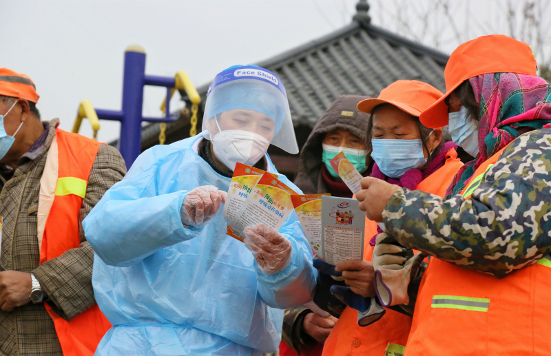 Sanitarios explican a la población y personal de limpieza de zonas rurales cómo prevenir la propagación el virus. En la provincia de Jiangsu, China, el 28 de diciembre.