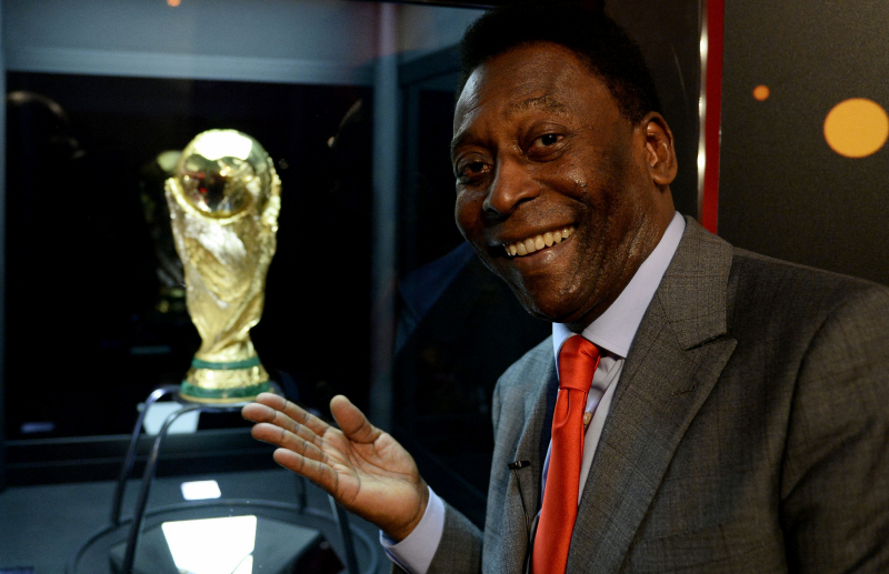 Pelé junto a una Copa del Mundo.
