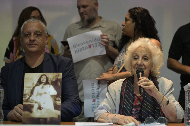 La presidenta de las Abuelas de Plaza de Mayo, Estela de Carlotto (derecha) y el Secretario de Derechos Humanos de la Nación Argentina, Horacio Pietragalla,