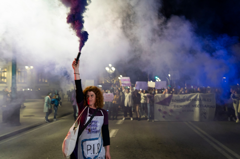 Una mujer con una bengala en la manifestación del 8 de Marzo en Santander.