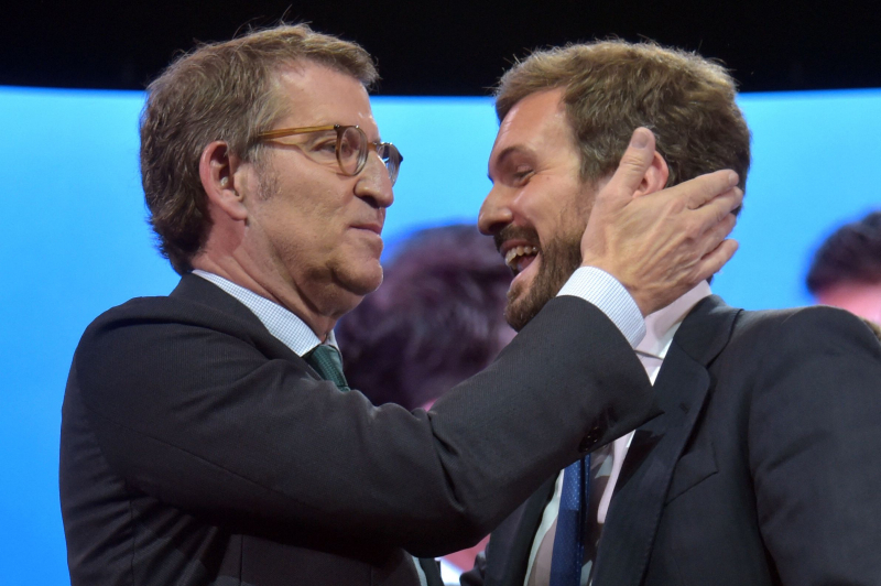 El líder saliente del PP, Pablo Casado, y el recién electo presidente del partido, Alberto Núñez Feijóo, en el escenario durante el 20º Congreso Nacional del Partido Popular, en Sevilla, el 2 de...