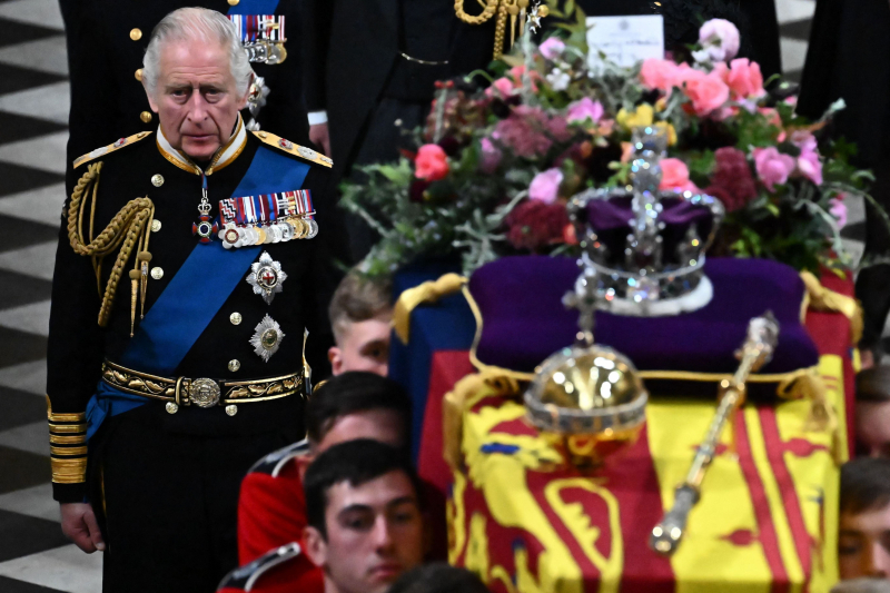 El rey Carlos III de Inglaterra acompaña el féretro de su madre, la reina Isabel II, durante su funeral de Estado en la Abadía de Westminster en Londres el 19 de septiembre de 2022, once días después de la...