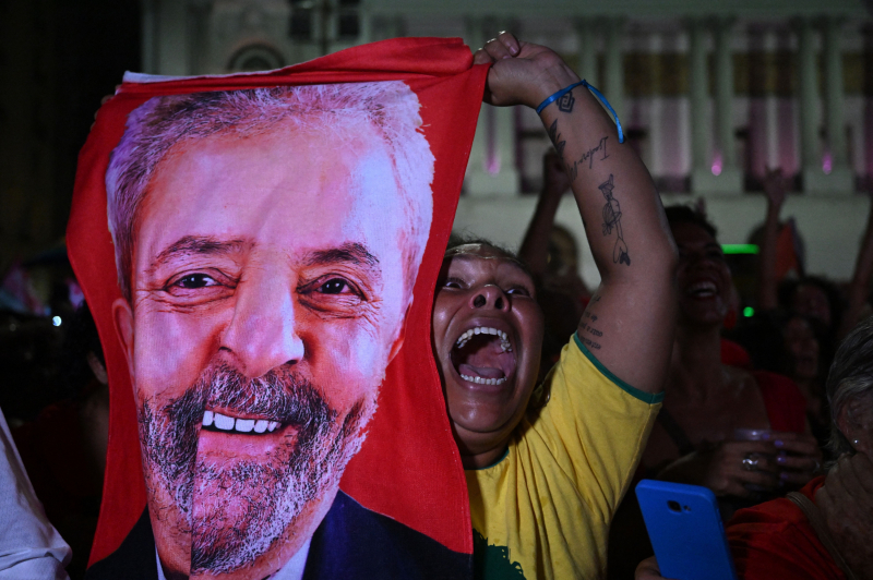 Una simpatizante de Luiz Inacio Lula da Silva celebra la victoria de este en la segunda vuelta de las elecciones presidenciales de Brasil. En Rio de Janeiro, el 30 de octubre de 2022.