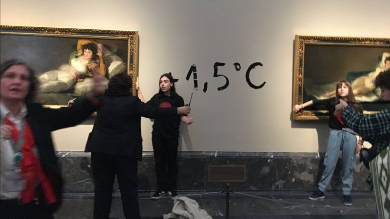 Activistas ecologistas se pegan al marco de los cuadros de 'Las Majas' de Goya en el Museo del Prado. El 5 de noviembre, en Madrid.