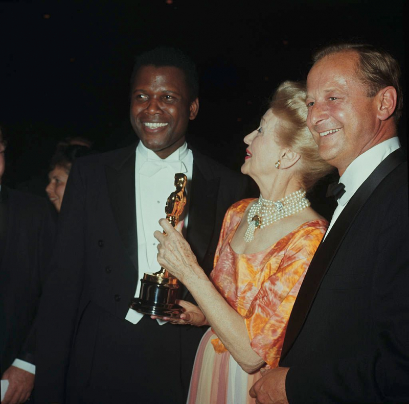 El 13 de abril de 1964, Sidney Poitier recibió el Oscar como Mejor Actor por su papel en 'Los lirios del valle'.
