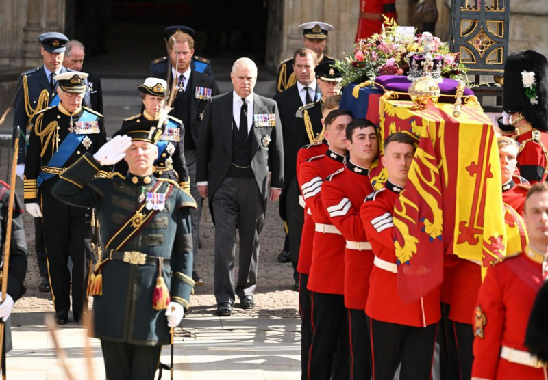 El príncipe Guillermo, el rey Carlos III, la princesa Ana, el príncipe Harry y el príncipe Andrés ante el ataúd la reina Isabel II.