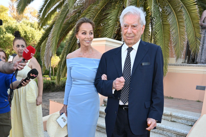 Isabel Preysler y Mario Vargas Llosa en la boda de Álvaro Castillejo y Cristina Fernández celebrada en el mes de octubre.