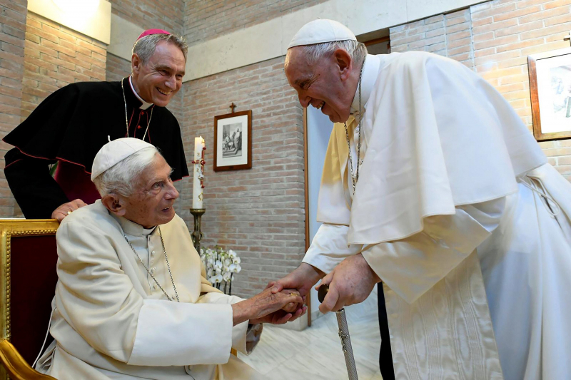 Foto del papa emérito Benedicto XVI y el papa Francisco, en agosto de 2022.