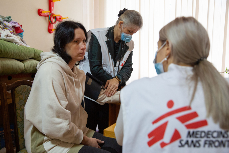 Iryna, de 39 años, atendida por personal de MSF en Perechyn, donde está desplazada.