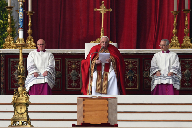 El papa Francisco, sentado frente al féretro de Benedicto XVI.